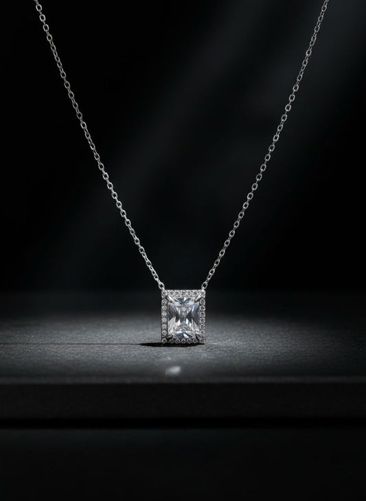 ✨ Cadena Fina Plateada Con Un Colgante Cuadrado Brillante.