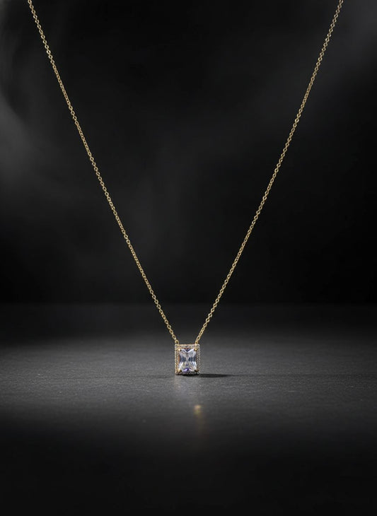 ✨ Cadena Fina Con Un Colgante Cuadrado Brillante.
