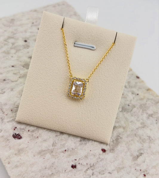 ✨ Cadena fina con un colgante cuadrado brillante.