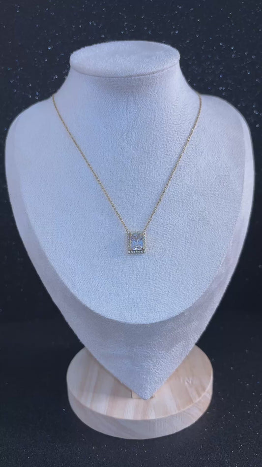 ✨ Cadena Fina Con Un Colgante Cuadrado Brillante.